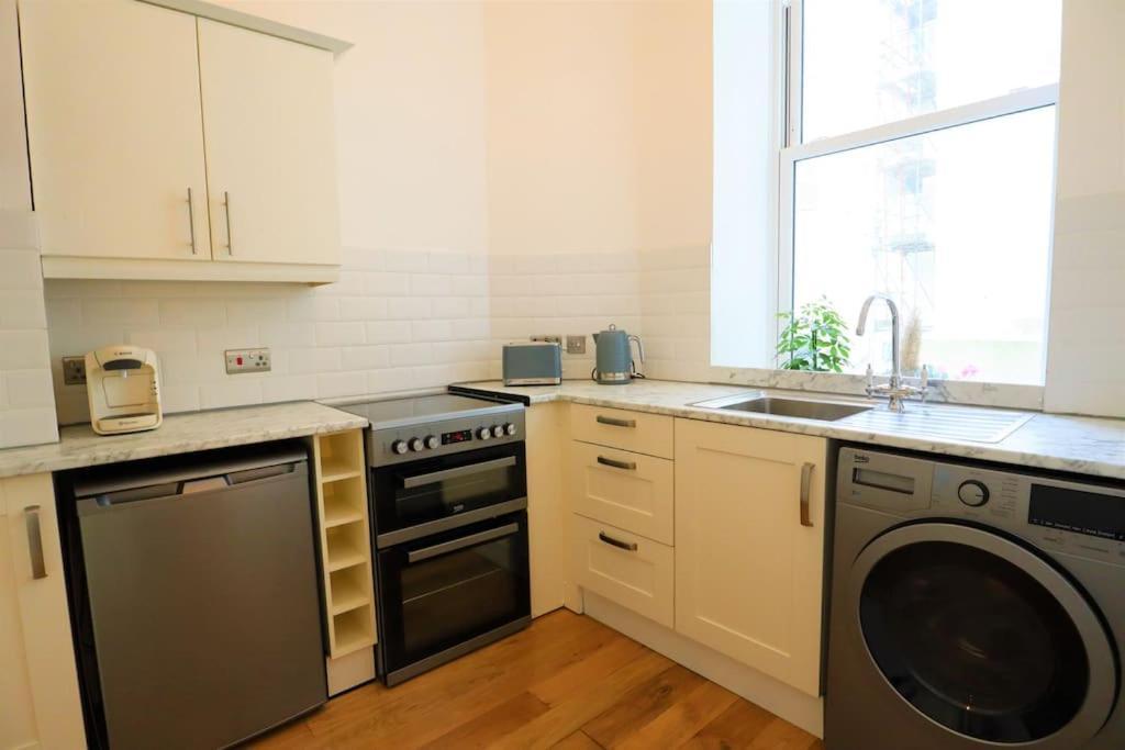 Seagulls Nest- Stylish 1 Bed Seafront Apartment Гастінгс Екстер'єр фото